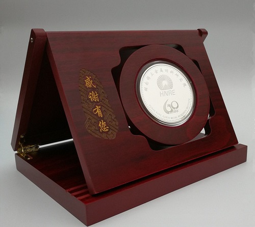 單位光榮退休紀念章,員工退休送什么定制紀念品好？
